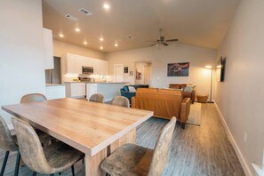 Interior - The Slowdown Saddle - Hot Tub (Lubbock)