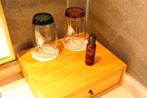 A wooden box with two glass jars and a bottle on top. - Jin Meng Yuan Hotel (Zibo)