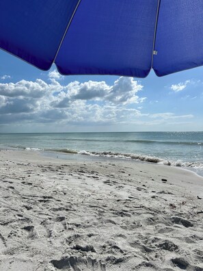 Chaises longues, serviettes de plage