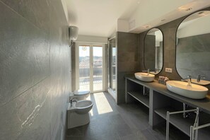 Douche, sèche-cheveux, bidet, serviettes fournies