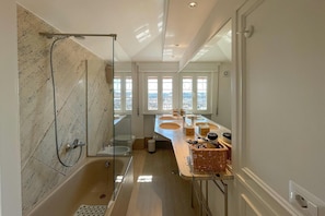 Shower, hair dryer, bidet, towels