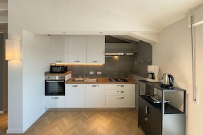 Micro-ondes, four, plaque de cuisson