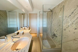 Shower, hair dryer, bidet, towels