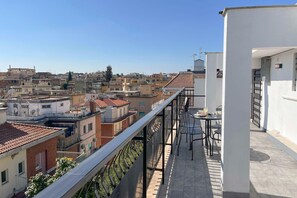 Outdoor dining - Rooftop apartment within walking distance of the Vatican and St. Peter's (Roma)