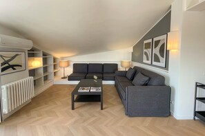 Living area - Rooftop apartment within walking distance of the Vatican and St. Peter's (Roma)