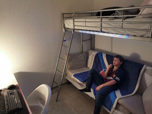 4 室のベッドルーム、アイロン / アイロン台、旅行用ベビーベッド、ベッドシーツ
