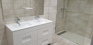 シャワー、ヘアドライヤー、タオル、トイレットペーパー