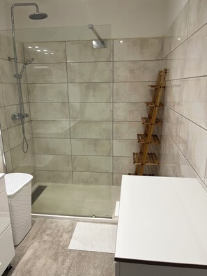 シャワー、ヘアドライヤー、タオル、トイレットペーパー