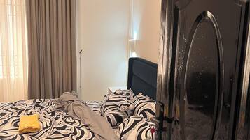 2 habitaciones, caja de seguridad en la habitación y escritorio