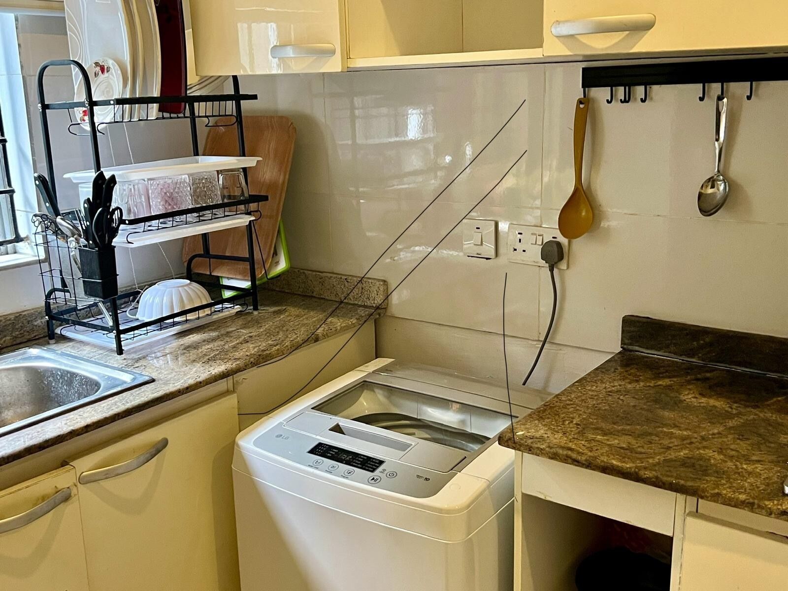 Réfrigérateur, micro-ondes, four, bouilloire électrique