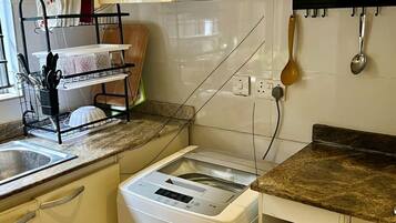 Réfrigérateur, micro-ondes, four, bouilloire électrique