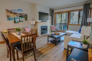 TV, fireplace, offices - Grizzly Lodge 101 (Canmore)