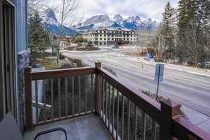 Property grounds - Grizzly Lodge 101 (Canmore)