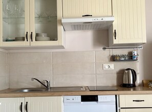 Réfrigérateur, micro-ondes, plaque de cuisson, lave-vaisselle