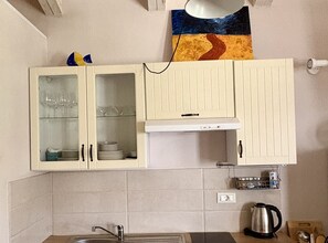 Kjøleskap, mikrobølgeovn, kokeplater og oppvaskmaskin