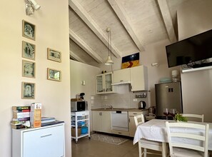 Kjøleskap, mikrobølgeovn, kokeplater og oppvaskmaskin