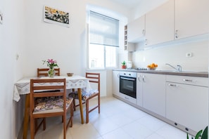 Kylskåp, ugn, spishäll och barnstol