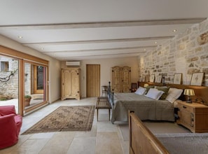 4 bedrooms, iron/ironing board, internet, bed sheets