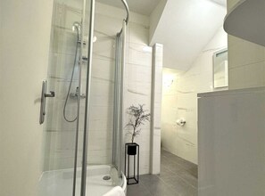 Dusche, Haartrockner, Handtücher