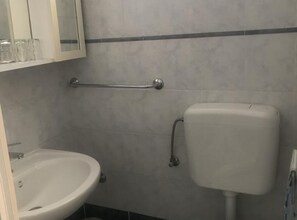 Douche, sèche-cheveux, serviettes fournies