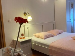 2 bedrooms, internet, bed sheets