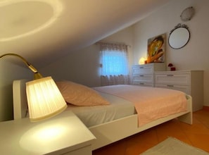 2 bedrooms, internet, bed sheets