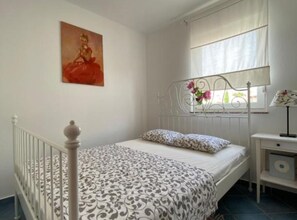 1 bedroom, internet, bed sheets
