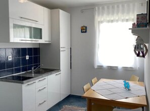 Kühlschrank, Mikrowelle, Herdplatte, Wasserkocher mit Kaffee-/Teezubehör