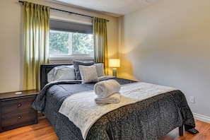 3 bedrooms, desk, iron/ironing board, Internet - 6 Mi to Downtown Vancouver: Peaceful Unit w/ Deck (Vancouver)