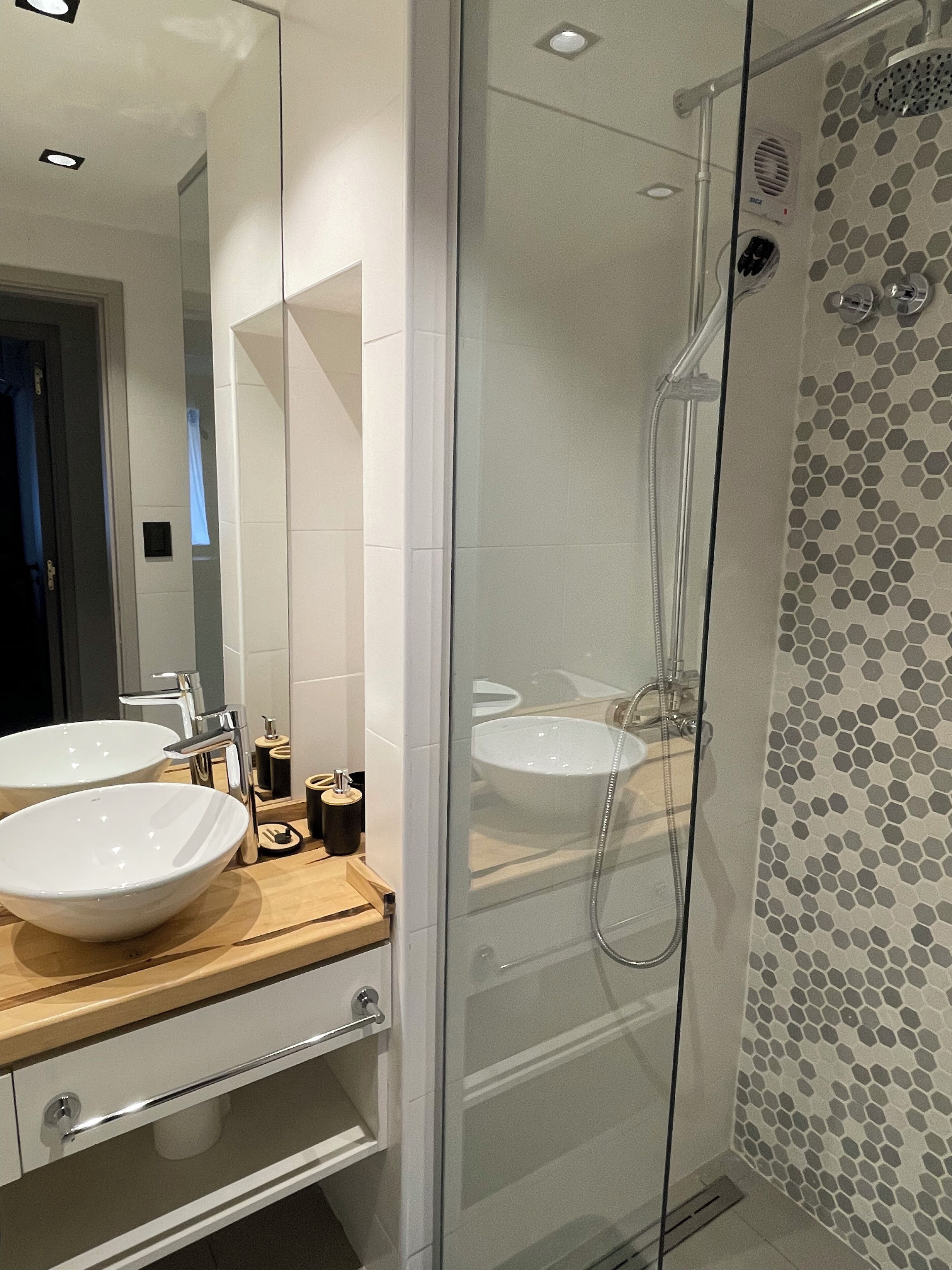 Apartemen Superior, pemandangan kota | Kamar mandi | Shower, pengering rambut, kloset, dan handuk