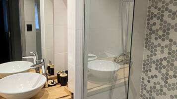 Apartemen Superior, pemandangan kota | Kamar mandi | Shower, pengering rambut, kloset, dan handuk
