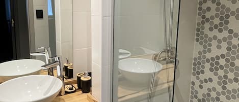Appartement supérieur, vue sur la ville | Salle de bain | Douche, séchoir à cheveux, bidet, serviettes fournies