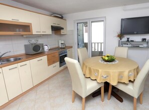 Réfrigérateur, micro-ondes, plaque de cuisson, lave-vaisselle