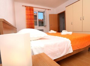 1 bedroom, internet, bed sheets