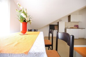 Dining - Apartments Kapetan - Comfort Studio with Terrace (Sukosan)
