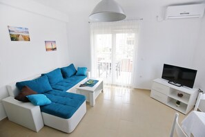 TV - Apartments Kapetan - Comfort Studio with Terrace (Sukosan)