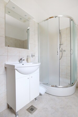 Shower, towels - Apartments Kapetan - Comfort Studio with Terrace (Sukosan)