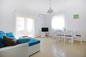 TV - Apartments Kapetan - One Bedroom with Terrace (Sukosan)