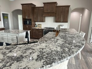 Mikrobølgeovn, ovn, kokeplater og oppvaskmaskin