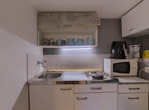 Refrigerador, microondas, cafetera y tetera y tostadora 