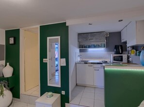 ثلاجة، ميكروويف، ماكينة لصنع القهوة/الشاي، محمصة خبز