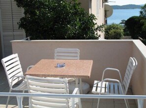 Outdoor dining - Seafront Apartments Pretner - Studio with Terrace (Orebic)