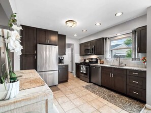 Kjøleskap, mikrobølgeovn, ovn og kokeplater