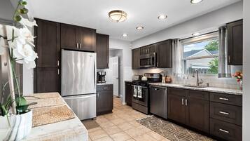 Réfrigérateur, micro-ondes, four, plaque de cuisson