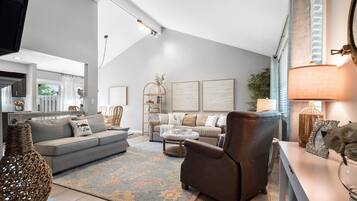 TV connectée, cheminée, jeux vidéo, baby-foot