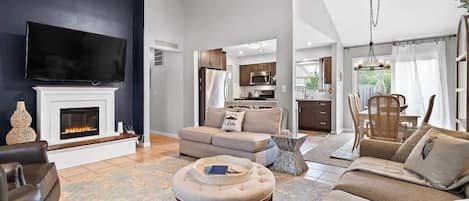 Smart TV, chimenea, videojuegos, futbolito