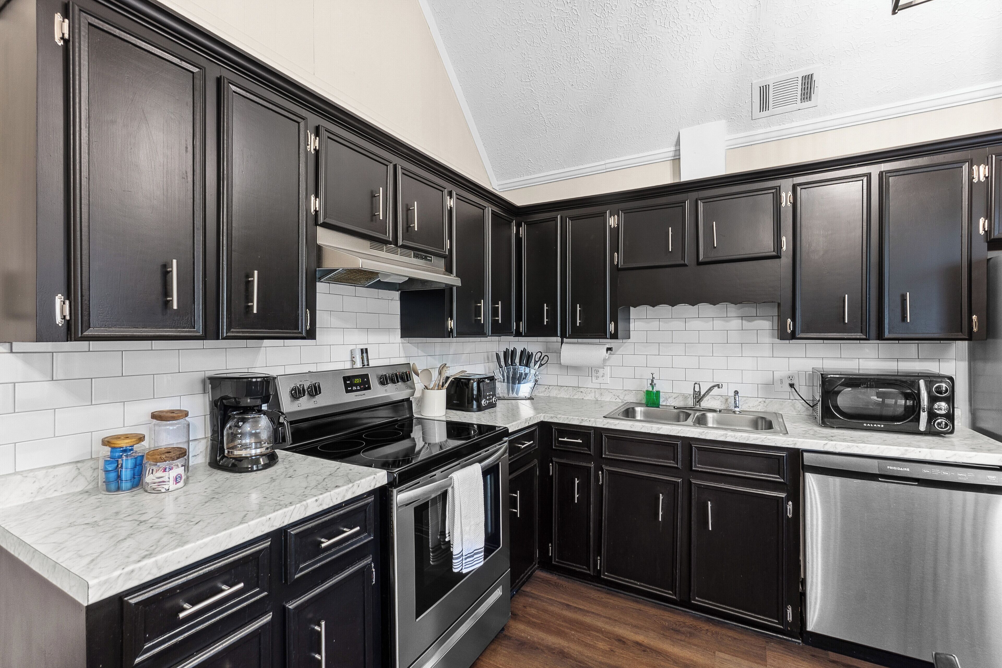 Mikrobølgeovn, ovn, kokeplater og oppvaskmaskin