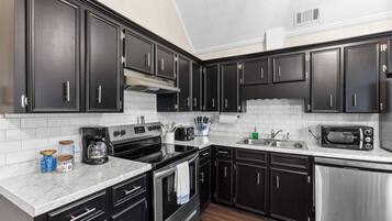 Micro-ondes, four, plaque de cuisson, lave-vaisselle