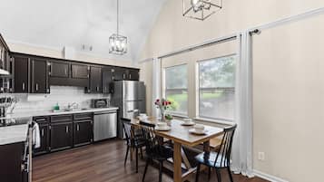 Micro-ondes, four, plaque de cuisson, lave-vaisselle