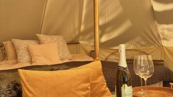 1 bedroom, bed sheets